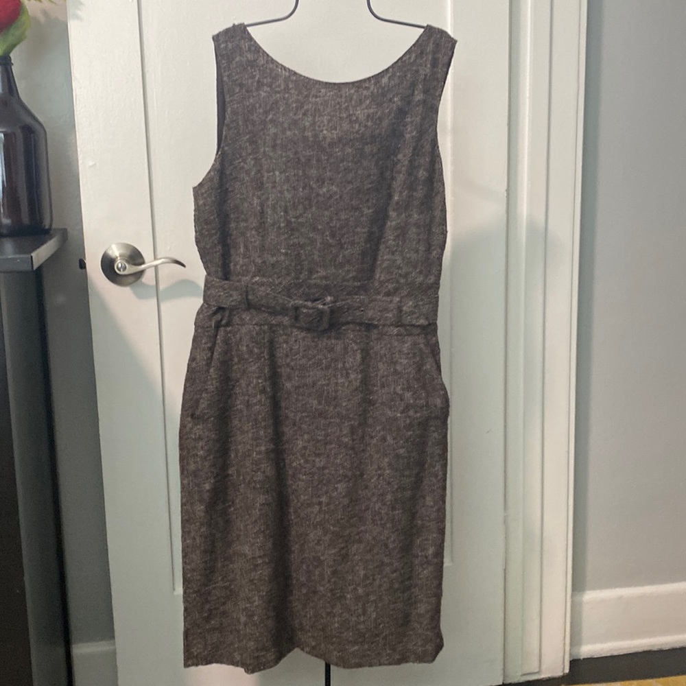 Timeless midi Brown dress w belt and pockets.